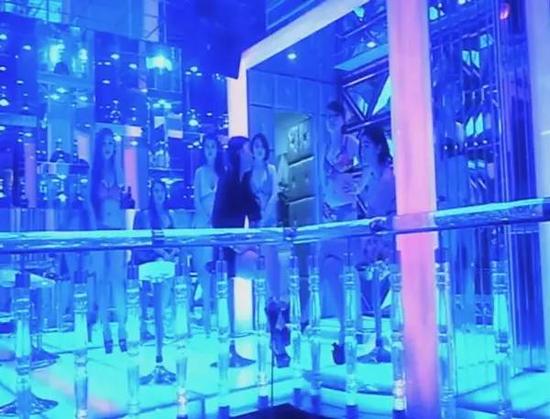这 家店采取网络营销形式，雇佣多名网络销售人员，他们在QQ和微信上通过群聊和冤家圈天天播报店里的信息，如店的地址、环境、联络电话、当日小姐的考勤表， 并公布小姐们裸露的照片和极具挑逗性的效劳内容。为了不被查到，聊天群里还有一些聊天的规则，尽量避开敏感的词语，一些色情效劳的词汇用拼音代替。